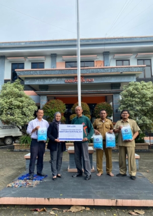 BRI Pati menyalurkan bantuan untuk korban banjir melalui BPBD Pati.