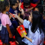 Wakil Bupati Kudus Belinda saat mengunjungi pengungsi di Gulang.