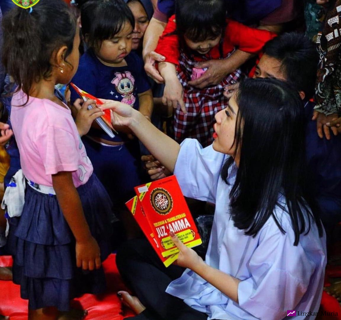 Wakil Bupati Kudus Belinda saat mengunjungi pengungsi di Gulang.
