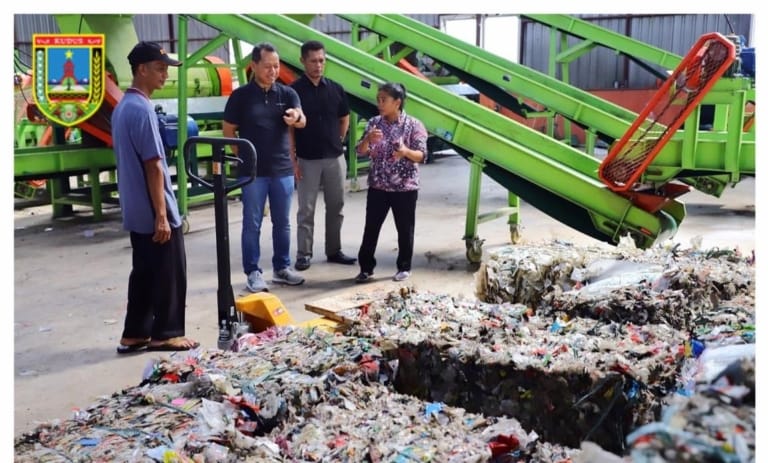Bupati Kudus saat meninjau pengelolaan sampah.