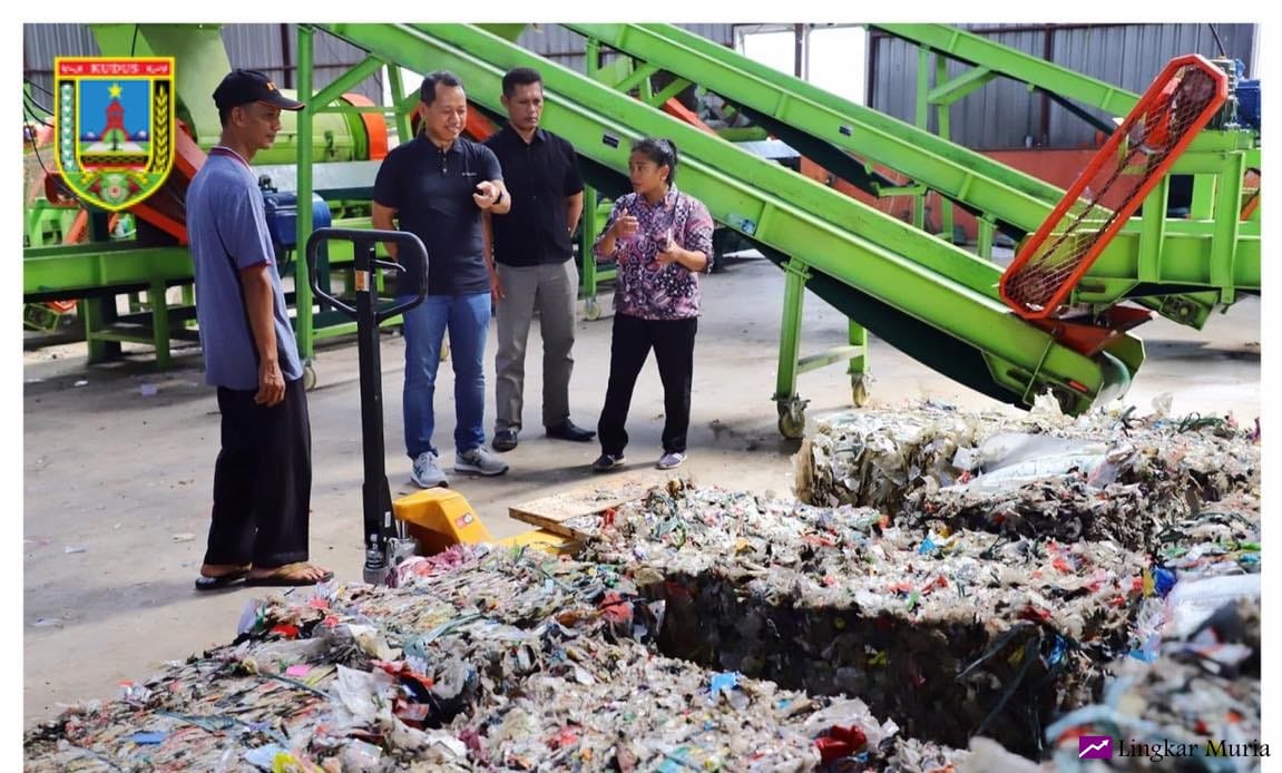 Bupati Kudus saat meninjau pengelolaan sampah.