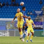 Pemain Persiku Kudus Caique Souza berdule dengan pemain Persiba Balikpapan. [DOK PERSIBA BALIKPAPAN]