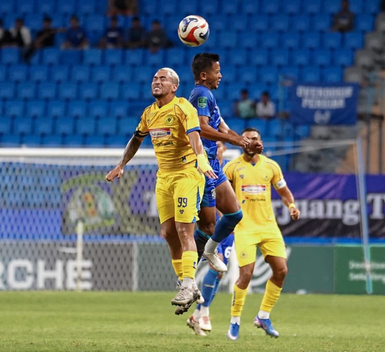 Pemain Persiku Kudus Caique Souza berdule dengan pemain Persiba Balikpapan. [DOK PERSIBA BALIKPAPAN]