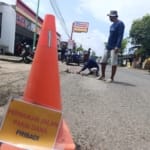 Kesal Banyak Korban Kecelakaan, Warga Pati Gotong Royong Perbaiki Jalan Berlubang