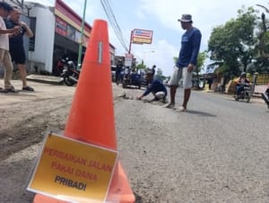 Kesal Banyak Korban Kecelakaan, Warga Pati Gotong Royong Perbaiki Jalan Berlubang