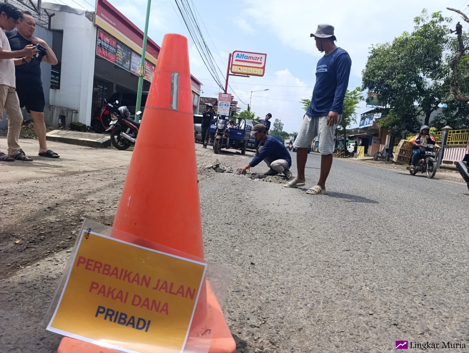 Kesal Banyak Korban Kecelakaan, Warga Pati Gotong Royong Perbaiki Jalan Berlubang