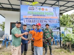 Laskar Lereng Muria Bersama Relawan dan Forkopimcam Undaan Hijaukan Bukit Sendoyo dengan 200 Bibit Pohon
