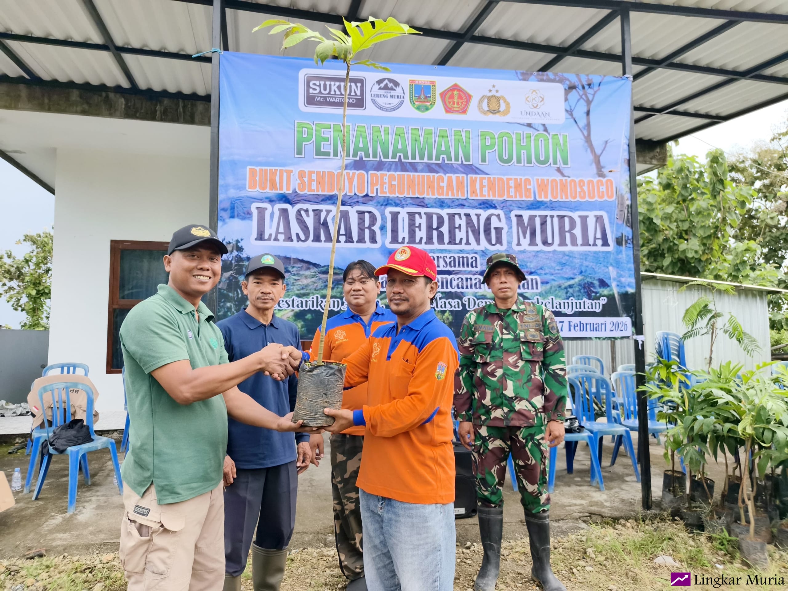 Laskar Lereng Muria Bersama Relawan dan Forkopimcam Undaan Hijaukan Bukit Sendoyo dengan 200 Bibit Pohon