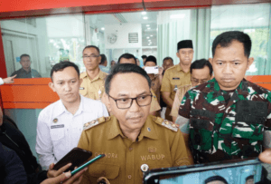 Plt Bupati Pati Risma Ardhi Chandra memberikan keterangan pers.
