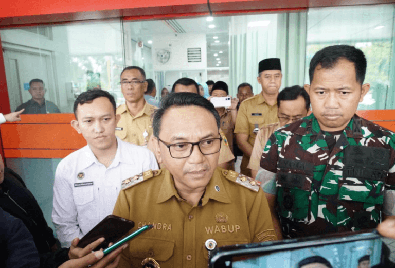 Plt Bupati Pati Risma Ardhi Chandra memberikan keterangan pers.