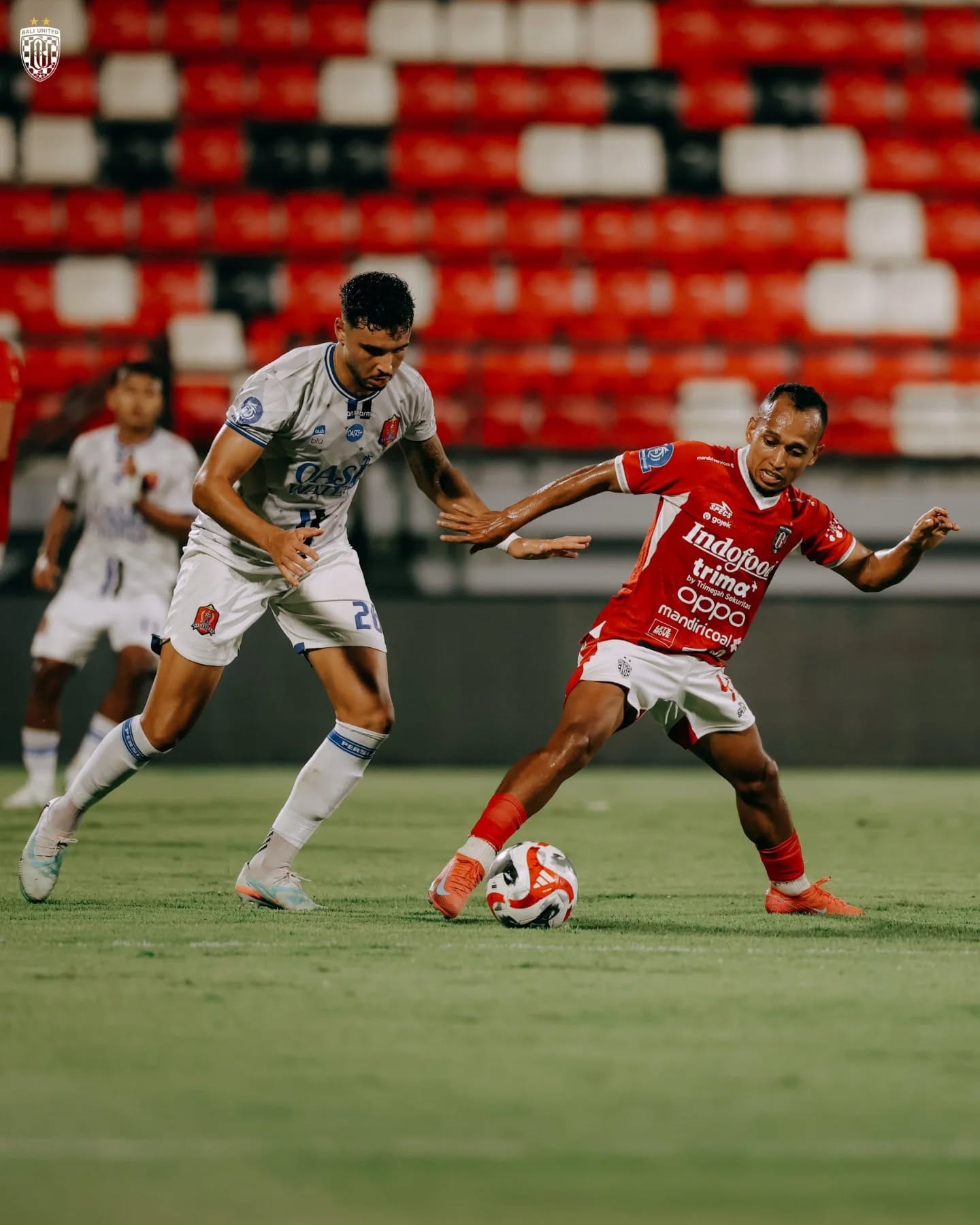 Bek Persijap Jepara Diogo Brito membayangi pergerakan Irfan Jaya penyerang Bali United. (OFFICIAL BALI UNITED)