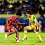 Bek sayap Persijap Jepara Rahmat Hidayat membayangi Bruno Moreira penyerang Persebaya. (DOK PERSEBAYA)