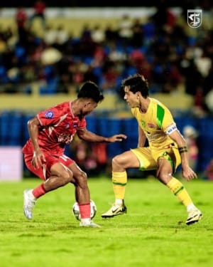 Bek sayap Persijap Jepara Rahmat Hidayat membayangi Bruno Moreira penyerang Persebaya. (DOK PERSEBAYA)