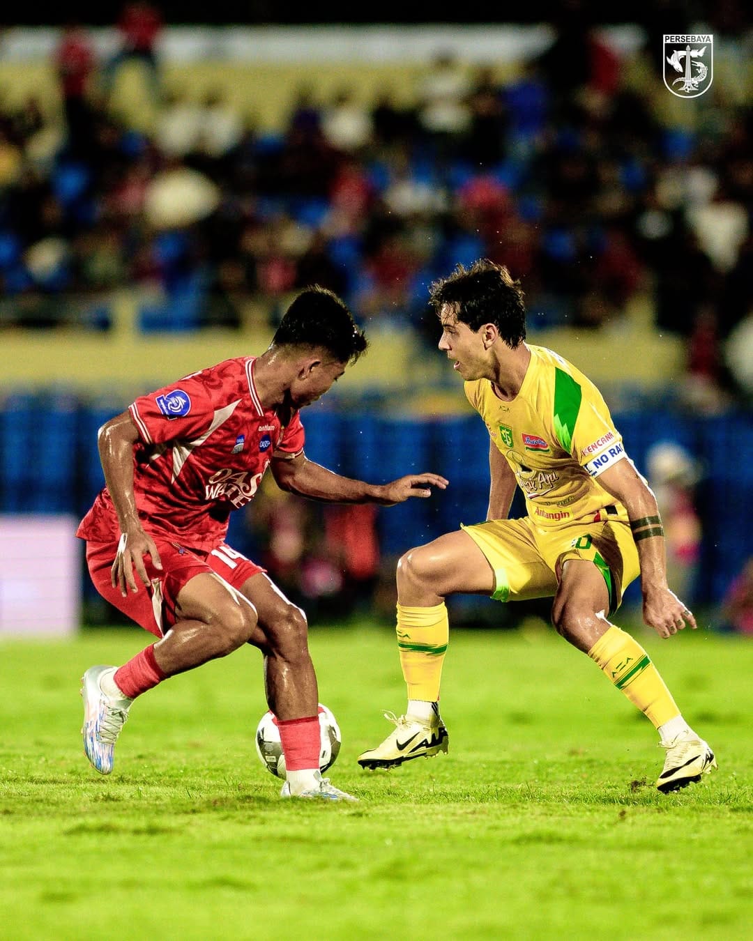 Bek sayap Persijap Jepara Rahmat Hidayat membayangi Bruno Moreira penyerang Persebaya. (DOK PERSEBAYA)