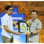 Bupati Kudus Samani Intakoris bersama Ketua PWI Kudus Saiful Anas.