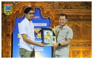 Bupati Kudus Samani Intakoris bersama Ketua PWI Kudus Saiful Anas.