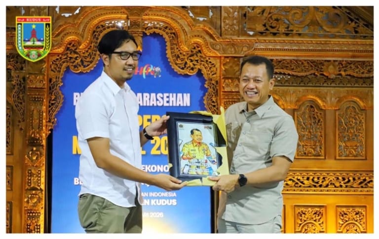 Bupati Kudus Samani Intakoris bersama Ketua PWI Kudus Saiful Anas.