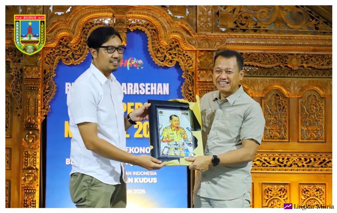 Bupati Kudus Samani Intakoris bersama Ketua PWI Kudus Saiful Anas.