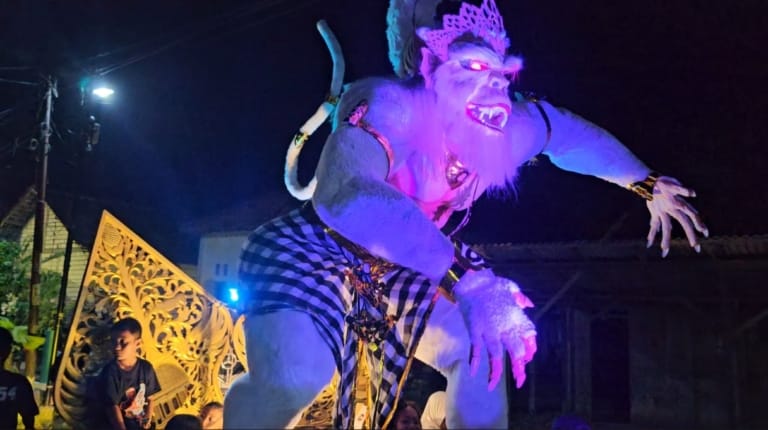 Takbiran Unik di Ketitangwetan, Replika Hewan dan Tokoh Wayang Semarakkan Malam Idul Fitri