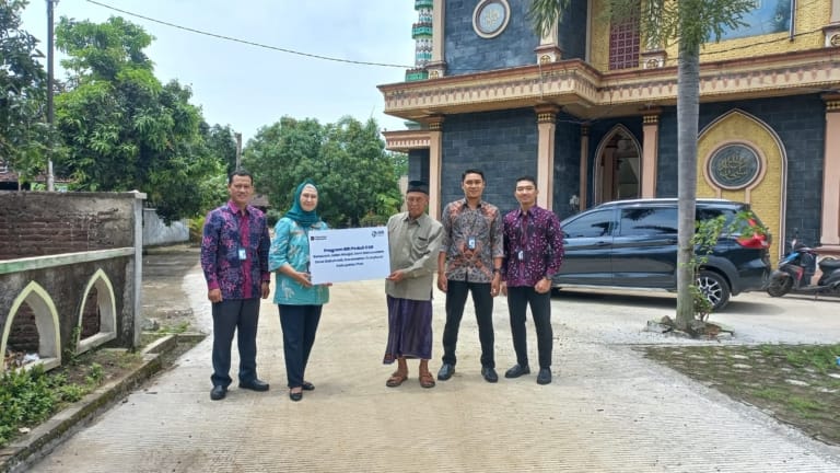 Bantuan pengecoran jalan diberikan oleh BRI untuk memudahkan akses menuju Masjid Darussalam Dukuhseti Pati