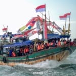 Kapal nelayan saat mengikuti larung kepala kerbau dalam acara Pesta Lomban Jepara 2025 yang lalu.