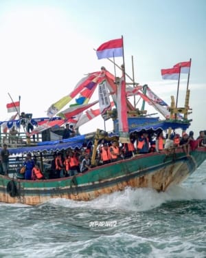 Kapal nelayan saat mengikuti larung kepala kerbau dalam acara Pesta Lomban Jepara 2025 yang lalu.