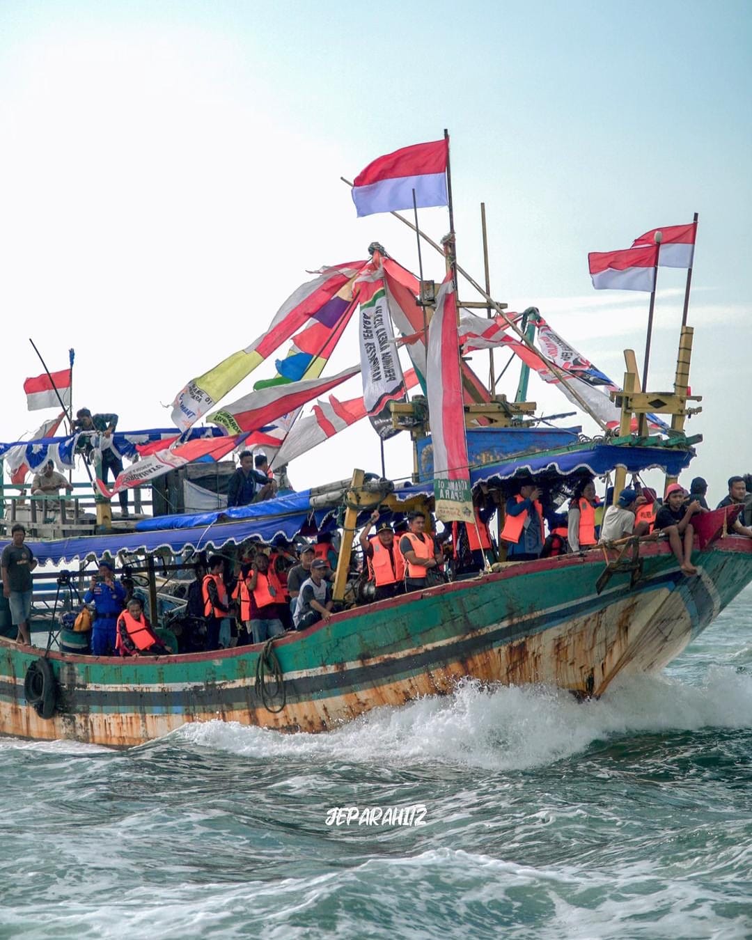 Kapal nelayan saat mengikuti larung kepala kerbau dalam acara Pesta Lomban Jepara 2025 yang lalu.