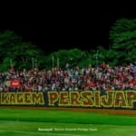Antusias suporter Banaspati di tribun selatan saat mendukung Persijap Jepara.