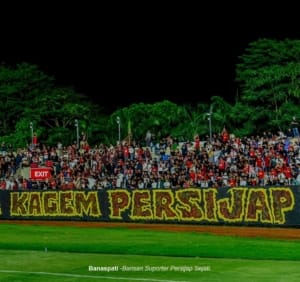 Antusias suporter Banaspati di tribun selatan saat mendukung Persijap Jepara.