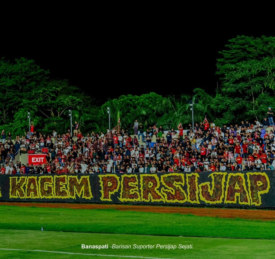 Antusias suporter Banaspati di tribun selatan saat mendukung Persijap Jepara.