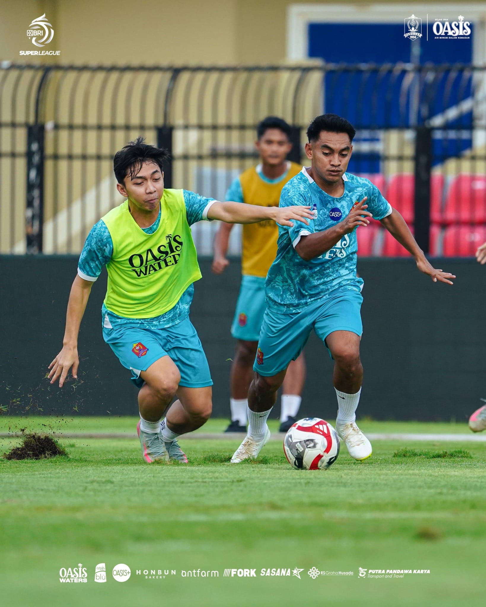 Pemain Persijap Umanilo dan Adzikry saat sesi latihan.