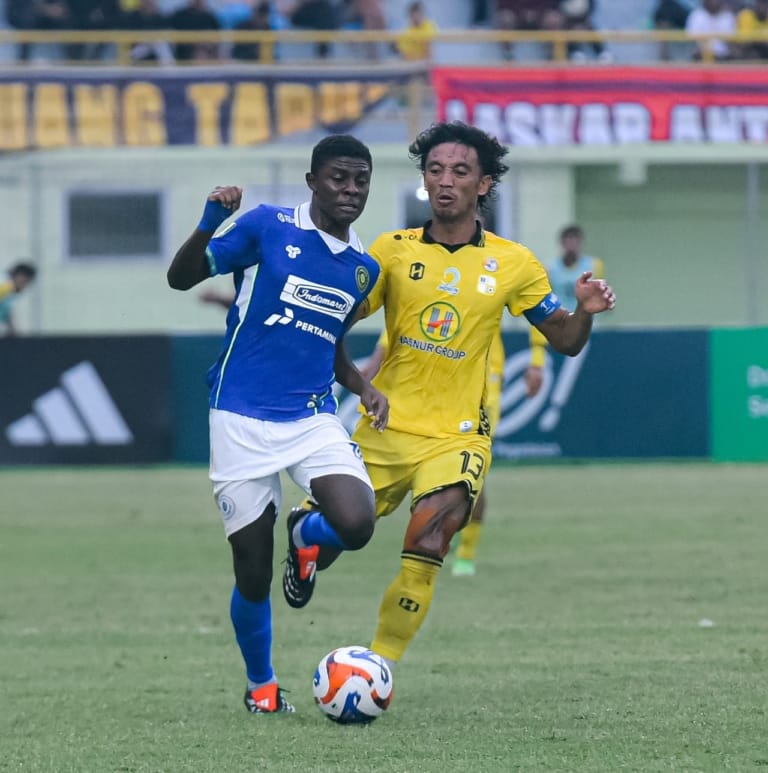 Pemain Persiku Kudus Hugo Samir berebut bola.