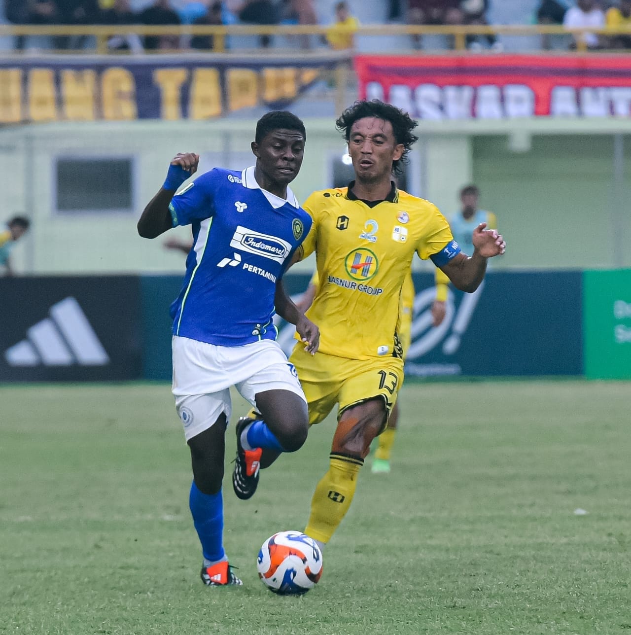 Pemain Persiku Kudus Hugo Samir berebut bola.