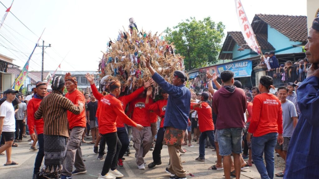 Penuh Makna Sejarah, Ritual Sedekah Bumi Tulakan Arak Empat Jembul, Warga Padati Jalanan