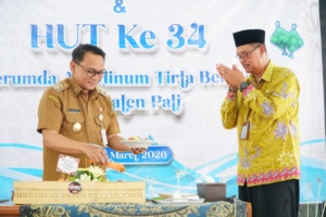 Plt Bupati Pati saat menghadiri acara ulang tahun PDAM Pati.
