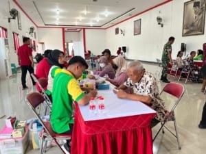 Kegiatan cek kesehatan gratis dan layanan makan bergizi untuk masyarakat di kantor DPC PDIP Pati.