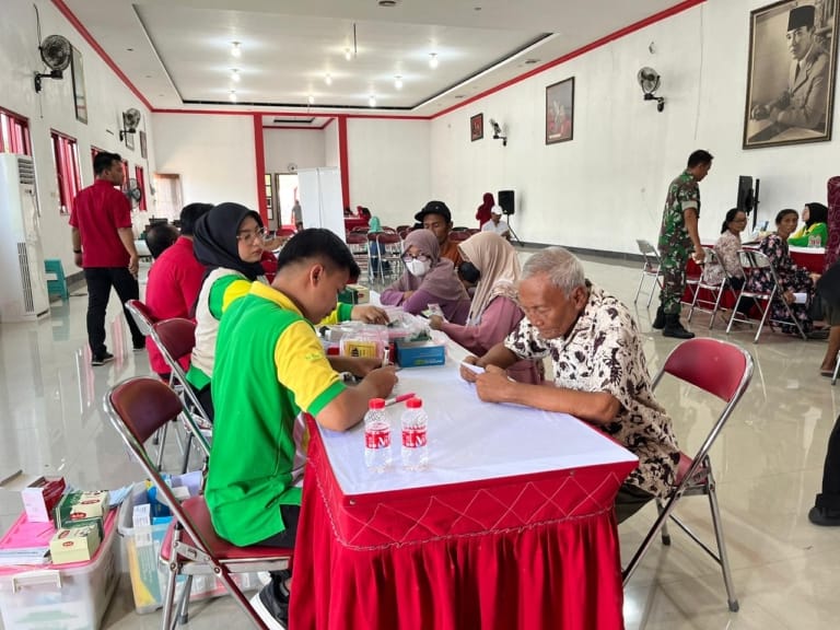 Kegiatan cek kesehatan gratis dan layanan makan bergizi untuk masyarakat di kantor DPC PDIP Pati.