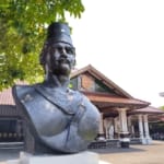 Patung ikonik di halaman Pendopo Kabupaten Pati.