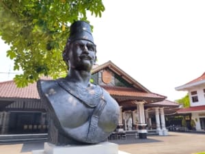 Patung ikonik di halaman Pendopo Kabupaten Pati.