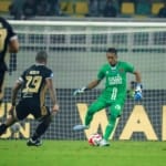 Kiper Persijap Jepara Sendri Johansyah mengamankan bola.
