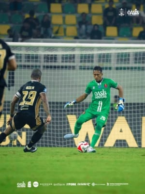 Kiper Persijap Jepara Sendri Johansyah mengamankan bola.