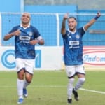 Igor Costa (kiri) merayakan gol yang mengantarkan kemenangan Persiku Kudus atas Kendal Tornado.