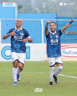 Igor Costa (kiri) merayakan gol yang mengantarkan kemenangan Persiku Kudus atas Kendal Tornado.