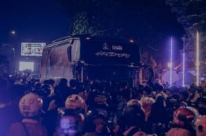 Bus pemain Persijap Jepara di tengah lautan suporter.