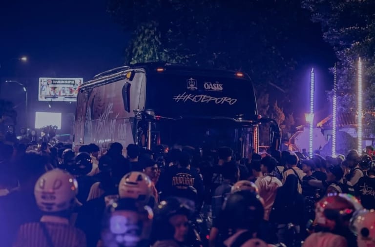 Bus pemain Persijap Jepara di tengah lautan suporter.