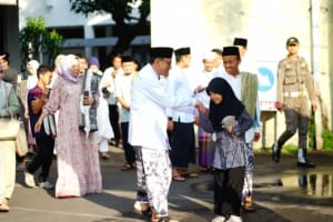 Plt Bupati Pati Risma Ardhi Chandra saat hendak salat id.