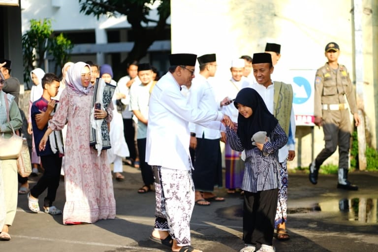 Plt Bupati Pati Risma Ardhi Chandra saat hendak salat id.