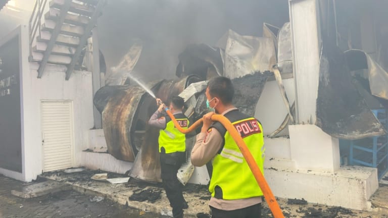 Kebakaran Hebat Melanda PT Dua Putra Utama Makmur, 70 Persen Area Pabrik Ludes Terbakar