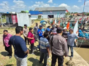 Pastikan Tepat Sasaran, Satpolairud dan Instansi Terkait Verifikasi QR Code Solar Subsidi Nelayan di Banyutowo