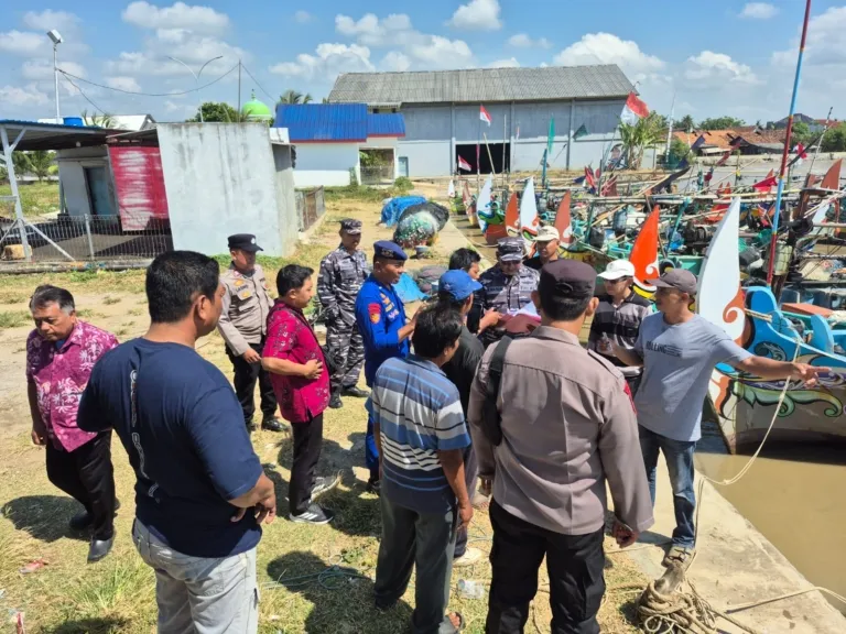 Pastikan Tepat Sasaran, Satpolairud dan Instansi Terkait Verifikasi QR Code Solar Subsidi Nelayan di Banyutowo